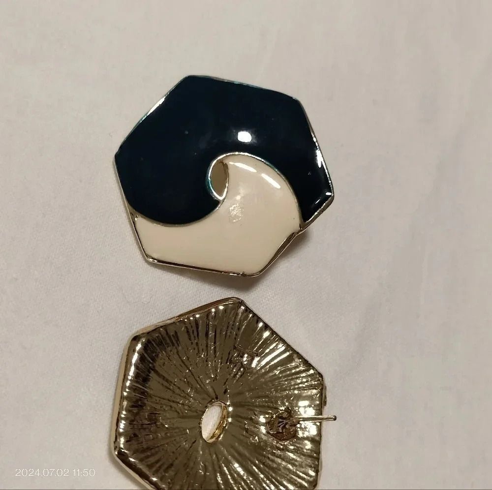 Vintage Octagon Blue Cream Enamel Swirl Clip On Earrings Retro Boho Grunge E53
